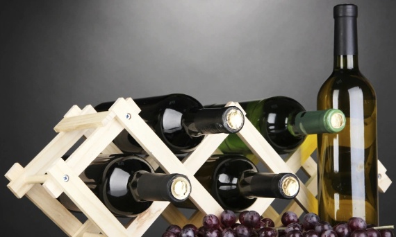 7 NAJWAŻNIEJSZYCH ZASAD PRZECHOWYWANIA WINA W DOMU