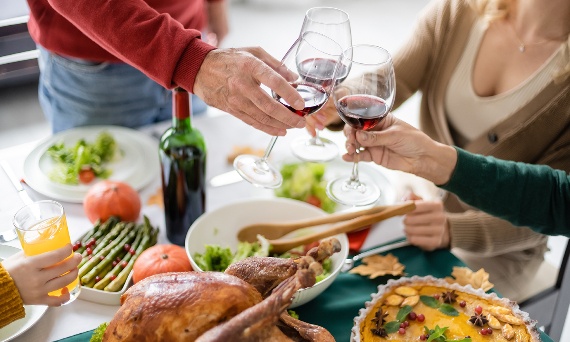 WINO A JEDZENIE – JAK ŁĄCZYĆ SMAKI, BY WYDOBYĆ TO, CO NAJLEPSZE?