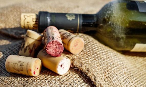 JAK DŁUGO MOŻNA PRZECHOWYWAĆ OTWARTE WINO?