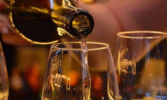 WINO LANE A AROMATY - JAK ROZPOZNAĆ NUTY OWOCOWE, KWIATOWE I MINERALNE.