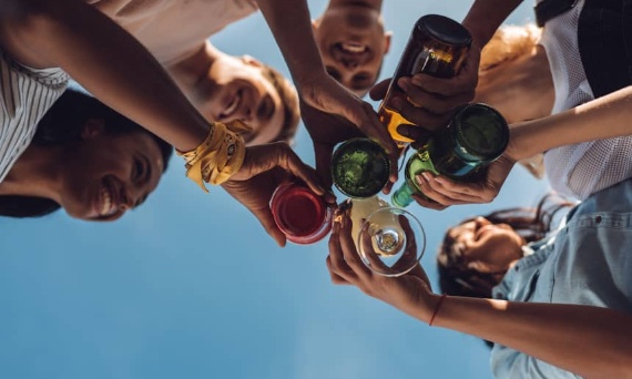 DLACZEGO MŁODZI LUDZIE PIJĄ MNIEJ ALKOHOLU - I CO TO ZNACZY DLA WINIARNI?