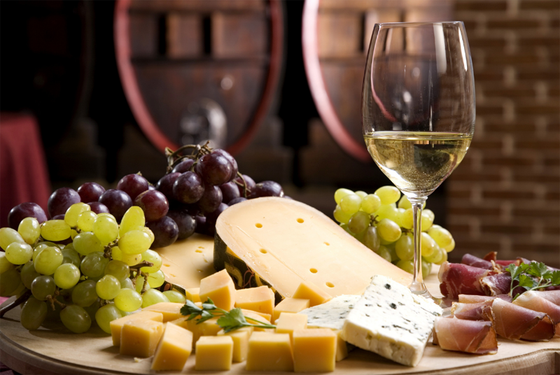 „JAKIE WINO DO JAKIEGO SERA? KOMPLETNY PRZEWODNIK PO IDEALNYCH POŁĄCZENIACH SMAKÓW 