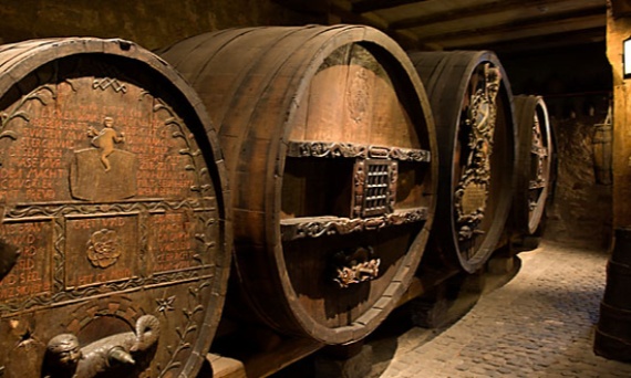 WPŁYW STARZENIA WINA - KIEDY WARTO TRZYMAĆ WINO DŁUŻEJ?